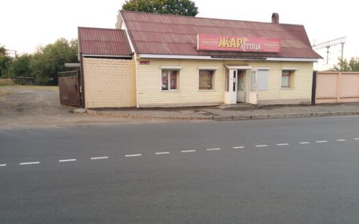 Комплекс зданий магазина с большой территорией