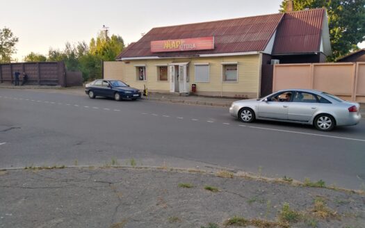 Комплекс зданий магазина с большой территорией